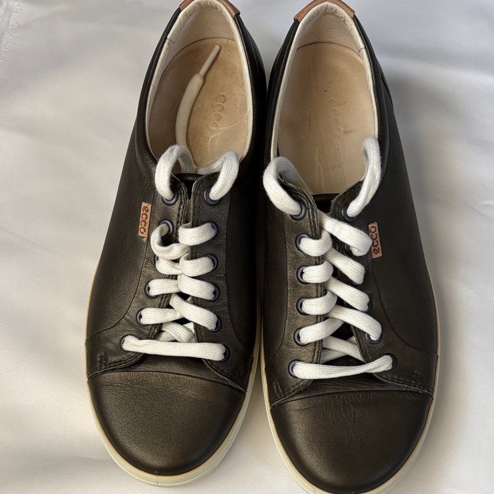 Ecco Dark Leather Sneakers with White Accents SZ 9